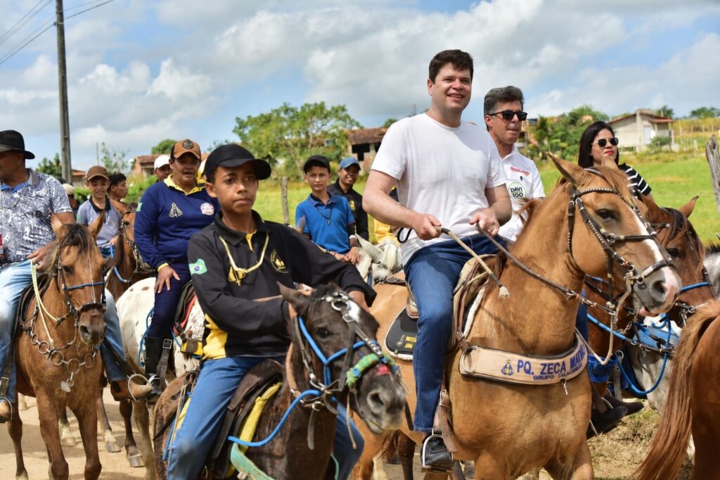 Davi Davino Filho prestigia cavalgada em Porto Real do Colégio e destaca valorização da cultura alagoana